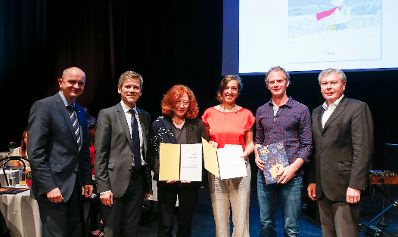 Am 18. Mai 2015 fand im Kultur- und Kongresszentrum in Eisenstadt die Verleihung des &Ouml;sterreichischen Kinder- und Jugendbuchpreises statt. Im Bild (v.r.n.l.) Landtagspr&auml;sident Gerhard Steier, Michael Rohrer, Sarah Michaela Orlovsk&yacute;, Dorothea L&ouml;cker, Kunst- und Kulturminister Josef Ostermayer und Landesschulratspr&auml;sident Heinz Josef Zitz.