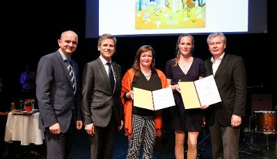 Am 18. Mai 2015 fand im Kultur- und Kongresszentrum in Eisenstadt die Verleihung des &Ouml;sterreichischen Kinder- und Jugendbuchpreises statt. Im Bild (v.r.n.l.) Landtagspr&auml;sident Gerhard Steier, Elsa Klever, Cornelia Hladej, Kunst- und Kulturminister Josef Ostermayer und Landesschulratspr&auml;sident Heinz Josef Zitz.