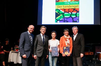 Am 18. Mai 2015 fand im Kultur- und Kongresszentrum in Eisenstadt die Verleihung des &Ouml;sterreichischen Kinder- und Jugendbuchpreises statt. Im Bild (v.r.n.l.) Landtagspr&auml;sident Gerhard Steier, Hidegard G&auml;rtner, Lizzy Hollatko, Kunst- und Kulturminister Josef Ostermayer und Landesschulratspr&auml;sident Heinz Josef Zitz.