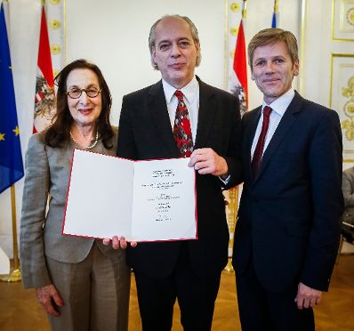 Am 27. Mai 2015 &uuml;berreichte Kunst- und Kulturminister Josef Ostermayer (r.) die Urkunde, mit der Christian Meyer (m.) der Berufstitel Professor verliehen wurde. Im Bild mit Eveline Goodman-Thau (l.).