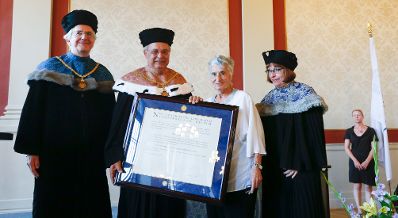 Am 11. Juni 2015 sprach Kunst- und Kulturminister Josef Ostermayer bei der Verleihung der Ehrendoktorw&uuml;rde an Ruth Kl&uuml;ger. Im Bild (v.l.n.r.) Heinz Engl, Ruth Kl&uuml;ger, Konstanze Fliedl.