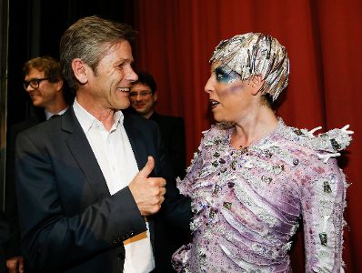 Am 14. Juni 2015 besuchte Kunst- und Kulturminister Josef Ostermayer (l.) die Premiere von "The Tempest" in der Wiener Staatsoper. Im Bild mit der S&auml;ngerin Audrey Luna (r.).