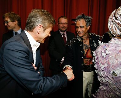 Am 14. Juni 2015 besuchte Kunst- und Kulturminister Josef Ostermayer (l.) die Premiere von "The Tempest" in der Wiener Staatsoper. Im Bild mit dem S&auml;nger Adrian Er&ouml;d (r.).