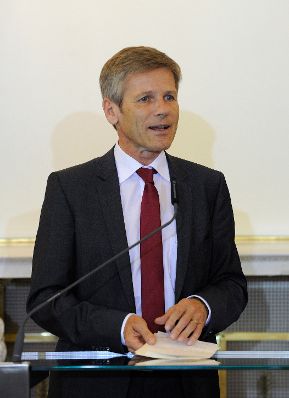 Am 2. September 2015 &uuml;berreichte Kunst -und Kulturminister Josef Ostermayer (im Bild) das Gro&szlig;e Ehrenzeichen f&uuml;r Verdienste um die Republik &Ouml;sterreich an den &ouml;sterreichischen Maler und Musiker Karl Hodina.