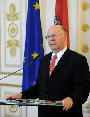 Am 2. September 2015 &uuml;berreichte Kunst -und Kulturminister Josef Ostermayer das Gro&szlig;e Ehrenzeichen f&uuml;r Verdienste um die Republik &Ouml;sterreich an den &ouml;sterreichischen Maler und Musiker Karl Hodina. Im Bild Laudator Franz Mrkvicka.