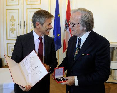 Am 2. September 2015 &uuml;berreichte Kunst -und Kulturminister Josef Ostermayer (l.) das Gro&szlig;e Ehrenzeichen f&uuml;r Verdienste um die Republik &Ouml;sterreich an den &ouml;sterreichischen Maler und Musiker Karl Hodina (r.).