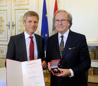 Am 2. September 2015 &uuml;berreichte Kunst -und Kulturminister Josef Ostermayer (l.) das Gro&szlig;e Ehrenzeichen f&uuml;r Verdienste um die Republik &Ouml;sterreich an den &ouml;sterreichischen Maler und Musiker Karl Hodina (r.).