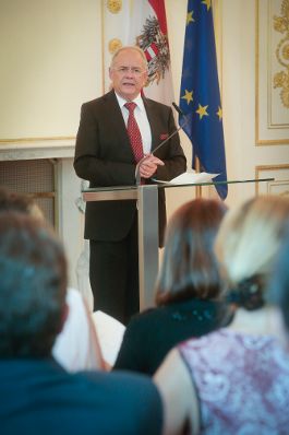 Am 3. September 2015 &uuml;berreichte Kunst- und Kulturminister Josef Ostermayer das &Ouml;sterreichische Ehrenkreuz f&uuml;r Wissenschaft und Kunst an Stefan Wurst. Im Bild Sektionschef Manfred Matzka.