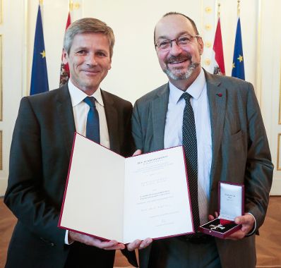 Am 3. September 2015 &uuml;berreichte Kunst- und Kulturminister Josef Ostermayer (l.l) das &Ouml;sterreichische Ehrenkreuz f&uuml;r Wissenschaft und Kunst an Stefan Wurst (r.).