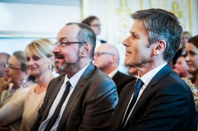 Am 3. September 2015 &uuml;berreichte Kunst- und Kulturminister Josef Ostermayer (r.) das &Ouml;sterreichische Ehrenkreuz f&uuml;r Wissenschaft und Kunst an Stefan Wurst (l.).