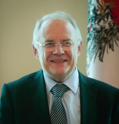 Am 9. September 2015 &uuml;berreichte Kunst- und Kulturminister Josef Ostermayer die Urkunde mit der Barbara Neubauer der Berufstitel Professorin verliehen wurde. Im Bild Sektionschef Manfred Matzka.