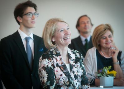 Am 9. September 2015 &uuml;berreichte Kunst- und Kulturminister Josef Ostermayer die Urkunde mit der Barbara Neubauer (m.) der Berufstitel Professorin verliehen wurde.