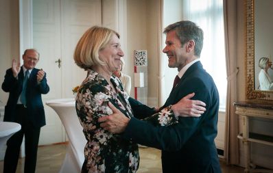 Am 9. September 2015 &uuml;berreichte Kunst- und Kulturminister Josef Ostermayer (r.) die Urkunde mit der Barbara Neubauer (l.) der Berufstitel Professorin verliehen wurde.