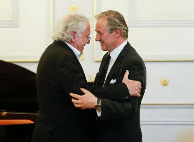 Am 15. September 2015 &uuml;berreichte Kunst- und Kulturminister Josef Ostermayer die Urkunde, mit der Schauspieler Joseph Lorenz (r.) der Berufstitel Kammerschauspieler verliehen wurde.