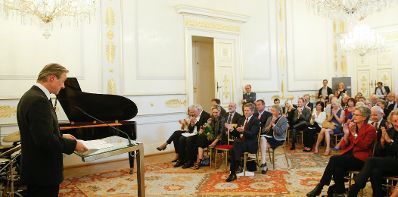 Am 15. September 2015 &uuml;berreichte Kunst- und Kulturminister Josef Ostermayer die Urkunde, mit der Schauspieler Joseph Lorenz (l.) der Berufstitel Kammerschauspieler verliehen wurde.