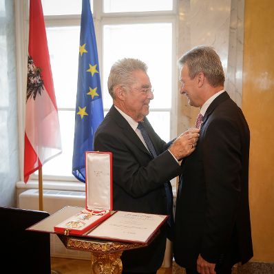 Am 15. September 2015 verlieh Bundespr&auml;sident Heinz Fischer (l.) dem Pr&auml;sidenten des &ouml;sterreichischen Gewerkschaftsbundes, Erich Foglar (r.) das Gro&szlig;e Goldene Ehrenzeichen mit dem Stern f&uuml;r Verdienste um die Republik &Ouml;sterreich.