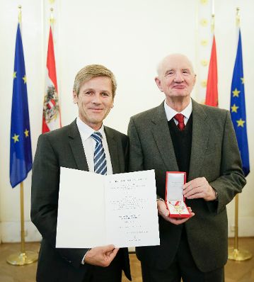 Am 30. September 2015 &uuml;berreichte Kunst- und Kulturminister Josef Ostermayer (l.) das Goldenen Verdienstzeichen der Republik &Ouml;sterreich an Kurt Cizek (r.).