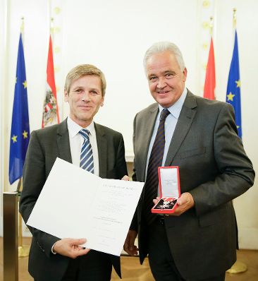 Am 30. September 2015 &uuml;berreichte Kunst- und Kulturminister Josef Ostermayer (l.) das Silberne Ehrenzeichen f&uuml;r Verdienste um die Republik &Ouml;sterreich an Vinzenz Jobst (r.).