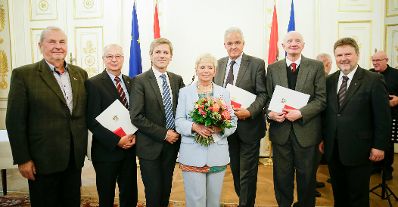 Am 30. September 2015 &uuml;berreichte Kunst- und Kulturminister Josef Ostermayer Ehrenzeichen an Widerstandsk&auml;mpfer. Im Bild (v.l.n.r.) Theodor Maier, Werner Pikalo, Josef Ostermayer, Katja Sturm-Schnabl, Vinzenz Jobst und Kurt Cizek.