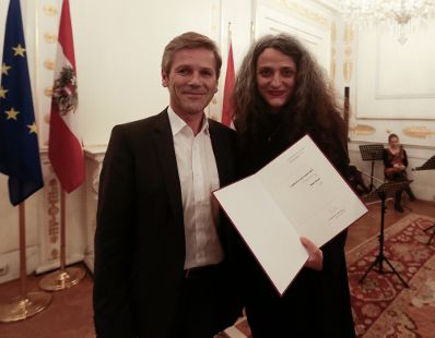 Am 2. Oktober 2015 verlieh Kunst- und Kulturminister Josef Ostermayer (l.) die "outstanding artist awards 2015". Im Bild mit Maja Vukoje (r.), Preistr&auml;gerin in der Kategorie Bildende Kunst.