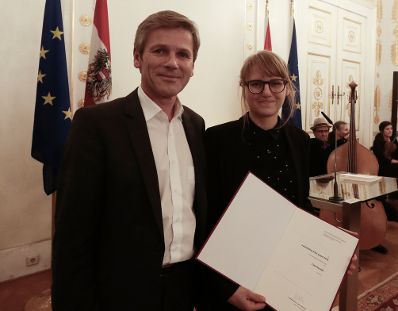 Am 2. Oktober 2015 verlieh Kunst- und Kulturminister Josef Ostermayer die "outstanding artist awards 2015". Im Bild mit Lisa Horvath (r.), Preistr&auml;gerin in der Kategorie Darstellende Kunst.