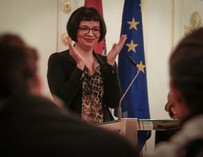 Am 2. Oktober 2015 verlieh Kunst- und Kulturminister Josef Ostermayer die "outstanding artist awards 2015". Im Bild Andrea Ecker, Leiterin der Sektion Kunst im Bundeskanzleramt.