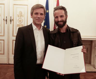 Am 2. Oktober 2015 verlieh Kunst- und Kulturminister Josef Ostermayer die "outstanding artist awards 2015". Im Bild mit Igor Friedrich Petković (r.), Preistr&auml;ger in der Kategorie Innovative Kulturarbeit.