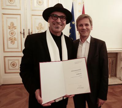 Am 2. Oktober 2015 verlieh Kunst- und Kulturminister Josef Ostermayer die "outstanding artist awards 2015". Im Bild mit Hofstetter Kurt (r.), Preistr&auml;ger in der Kategorie Interdisziplinarit&auml;t.