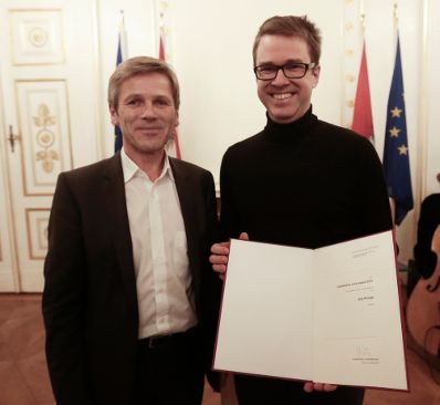 Am 2. Oktober 2015 verlieh Kunst- und Kulturminister Josef Ostermayer die "outstanding artist awards 2015". Im Bild mit J&ouml;rg Piringer (r.), Preistr&auml;ger in der Kategorie Video- und Medienkunst.