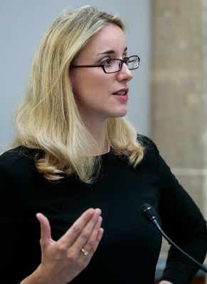 Am 5. Oktober 2015 fand eine &ouml;ffentliche Sitzung der Bioethikkommission mit dem Thema &bdquo;Medizin und &Ouml;konomie &ndash; ein Tabu?&ldquo; statt. Im Bild Alena Buyx, Instituts f&uuml;r Experimentelle Medizin.