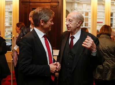 Am 7. Oktober 2015 nahm Kunst- und Kulturminister Josef Ostermayer (l.) an der Pr&auml;sentation der 10. Staffel der Edition "Der &ouml;sterreichische Film" teil.