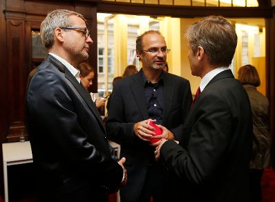 Am 7. Oktober 2015 nahm Kunst- und Kulturminister Josef Ostermayer (r.) an der Pr&auml;sentation der 10. Staffel der Edition "Der &ouml;sterreichische Film" teil. Im Bild mit Herausgeber der DVD-Edition Georg Hoanzl (m.) und mit Gesch&auml;ftsf&uuml;hrer Der Standard Wolfgang Bergmann (l.).
