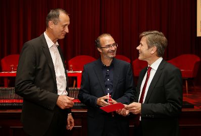 Am 7. Oktober 2015 nahm Kunst- und Kulturminister Josef Ostermayer (r.) an der Pr&auml;sentation der 10. Staffel der Edition "Der &ouml;sterreichische Film" teil. Im Bild mit dem Kulturstadtrat von Wien Andreas Mailath-Pokorny (l.) und Herausgeber der DVD-Edition Georg Hoanzl (m.).