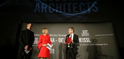 Am 8. Oktober 2015 lud Kunst- und Kulturminister Josef Ostermayer (r.) zur Verleihung des Gro&szlig;en &Ouml;sterreichischen Staatspreises 2015 an Elke Delugan-Meissl (m.) und Roman Delugan (l.) im Gartenbaukino ein.