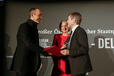 Am 8. Oktober 2015 lud Kunst- und Kulturminister Josef Ostermayer (r.) zur Verleihung des Gro&szlig;en &Ouml;sterreichischen Staatspreises 2015 an Elke Delugan-Meissl (m.) und Roman Delugan (l.) im Gartenbaukino ein.