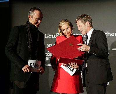 Am 8. Oktober 2015 lud Kunst- und Kulturminister Josef Ostermayer (r.) zur Verleihung des Gro&szlig;en &Ouml;sterreichischen Staatspreises 2015 an Elke Delugan-Meissl (m.) und Roman Delugan (l.) im Gartenbaukino ein.