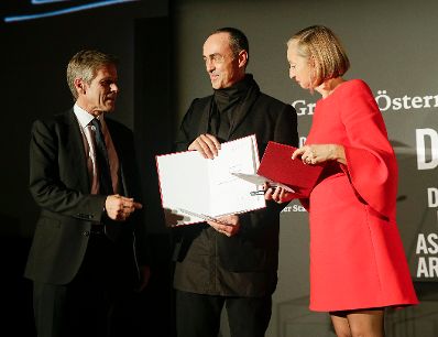 Am 8. Oktober 2015 lud Kunst- und Kulturminister Josef Ostermayer (l.) zur Verleihung des Gro&szlig;en &Ouml;sterreichischen Staatspreises 2015 an Elke Delugan-Meissl (r.) und Roman Delugan (m.) im Gartenbaukino ein.