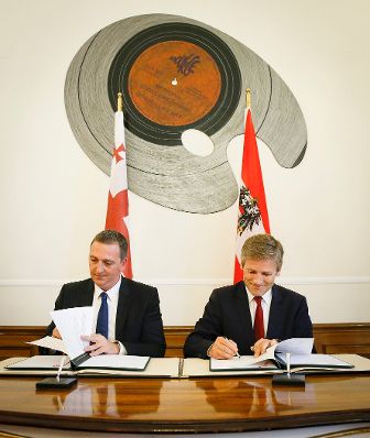 Am 10. September 2015 empfing Kunst- und Kulturminister Josef Ostermayer (r.) den georgischen Kulturminister Mikheil Giorgadze (l.) zu einem Arbeitsgespr&auml;ch im Palais Dietrichstein. Im Anschluss unterzeichneten beide ein "Memorandum of Understanding".