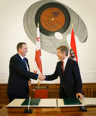 Am 10. September 2015 empfing Kunst- und Kulturminister Josef Ostermayer (r.) den georgischen Kulturminister Mikheil Giorgadze (l.) zu einem Arbeitsgespr&auml;ch im Palais Dietrichstein. Im Anschluss unterzeichneten beide ein "Memorandum of Understanding".