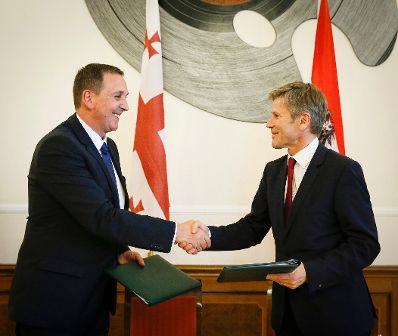 Am 10. September 2015 empfing Kunst- und Kulturminister Josef Ostermayer (r.) den georgischen Kulturminister Mikheil Giorgadze (l.) zu einem Arbeitsgespr&auml;ch im Palais Dietrichstein. Im Anschluss unterzeichneten beide ein "Memorandum of Understanding".