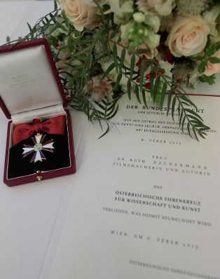 Am 9. Oktober 2015 &uuml;berreichte Kunst- und Kulturminister Josef Ostermayer das &ouml;sterreichische Ehrenkreuz f&uuml;r Wissenschaft und Kunst an Ruth Beckermann.