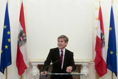 Am 9. Oktober 2015 &uuml;berreichte Kunst- und Kulturminister Josef Ostermayer (im Bild) das &ouml;sterreichische Ehrenkreuz f&uuml;r Wissenschaft und Kunst an Ruth Beckermann.