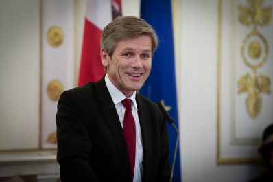 Am 9. Oktober 2015 &uuml;berreichte Kunst- und Kulturminister Josef Ostermayer (im Bild) das &ouml;sterreichische Ehrenkreuz f&uuml;r Wissenschaft und Kunst an Ruth Beckermann.