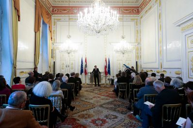 Am 9. Oktober 2015 &uuml;berreichte Kunst- und Kulturminister Josef Ostermayer das &ouml;sterreichische Ehrenkreuz f&uuml;r Wissenschaft und Kunst an Ruth Beckermann.