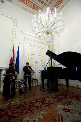 Am 9. Oktober 2015 &uuml;berreichte Kunst- und Kulturminister Josef Ostermayer das &ouml;sterreichische Ehrenkreuz f&uuml;r Wissenschaft und Kunst an Ruth Beckermann.