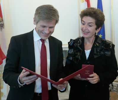 Am 9. Oktober 2015 &uuml;berreichte Kunst- und Kulturminister Josef Ostermayer (l.) das &ouml;sterreichische Ehrenkreuz f&uuml;r Wissenschaft und Kunst an Ruth Beckermann (r.).