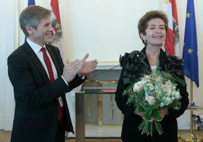 Am 9. Oktober 2015 &uuml;berreichte Kunst- und Kulturminister Josef Ostermayer (l.) das &ouml;sterreichische Ehrenkreuz f&uuml;r Wissenschaft und Kunst an Ruth Beckermann (r.).