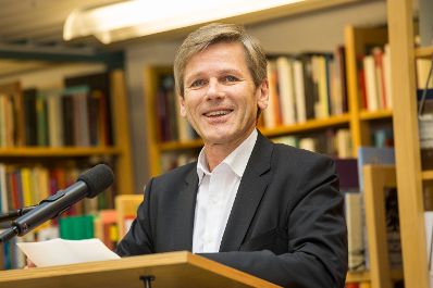 Am 11. Oktober 2015 verlieh Kunst- und Kulturminister Josef Ostermayer den Erich Fried Preis an die Autorin Dorothee Elmiger (im Bild).