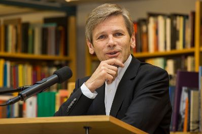 Am 11. Oktober 2015 verlieh Kunst- und Kulturminister Josef Ostermayer den Erich Fried Preis an die Autorin Dorothee Elmiger (im Bild).