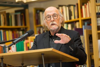 Am 11. Oktober 2015 verlieh Kunst- und Kulturminister Josef Ostermayer den Erich Fried Preis an die Autorin Dorothee Elmiger.